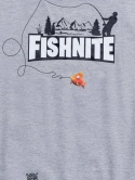 Nadruk Fishnite na bluzie wędkarskiej - wędkarz z wędką, góry, las i humorystyczna rybka na haczyku.