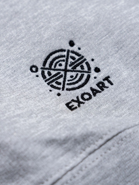 Detal  haftowanego logo EXOART na bluzie wędkarskiej - znak oryginalności i jakości wykonania.