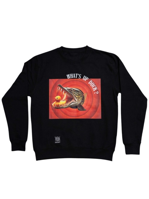 Czarna bluza wędkarska z humorystycznym nadrukiem szczupaka i kaczuszki na czerwonym tle.